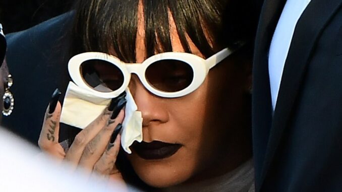 47FCB13300000578-5255651-Sad_Rihanna_was_overcome_with_emotion_as_she_attended_the_funera-a-74_1515610846146