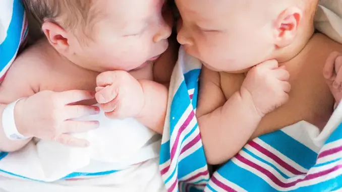 twins-hospital-just-born-750x900