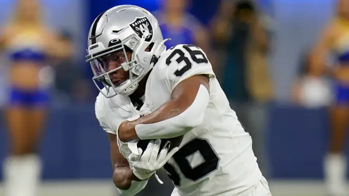 15535161_web1_Raiders-Football