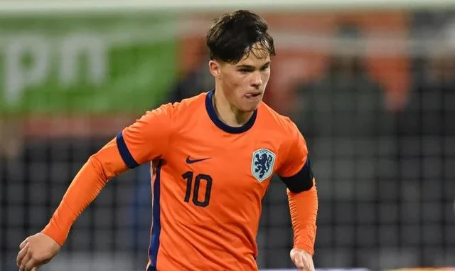 Thom van Bergen Jong Oranje bal aan de voet