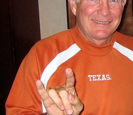 440px-Mack_Brown_Texas_Horns_up2-440x438 (3)