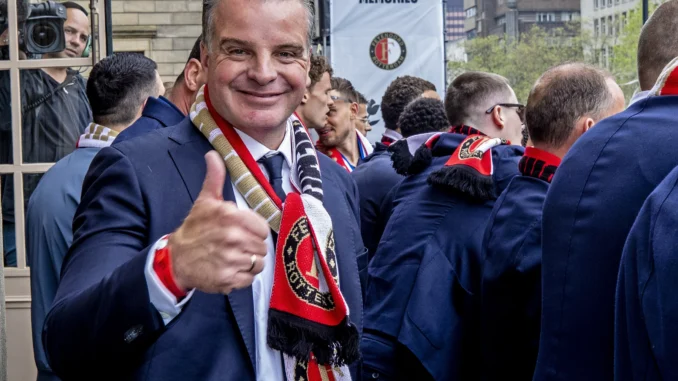 dennis-te-kloese-op-het-balkon-van-het-rotterdamse-stadhuis-tijdens