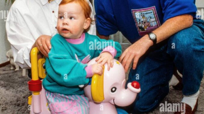 eindhoven-the-netherlands-may-08-1988-barcelona-trainer-ronald-koeman-with-his-wife-bartina-koeman-and-their-daughter-debbie-at-their-home-in-198-2E9NCYA
